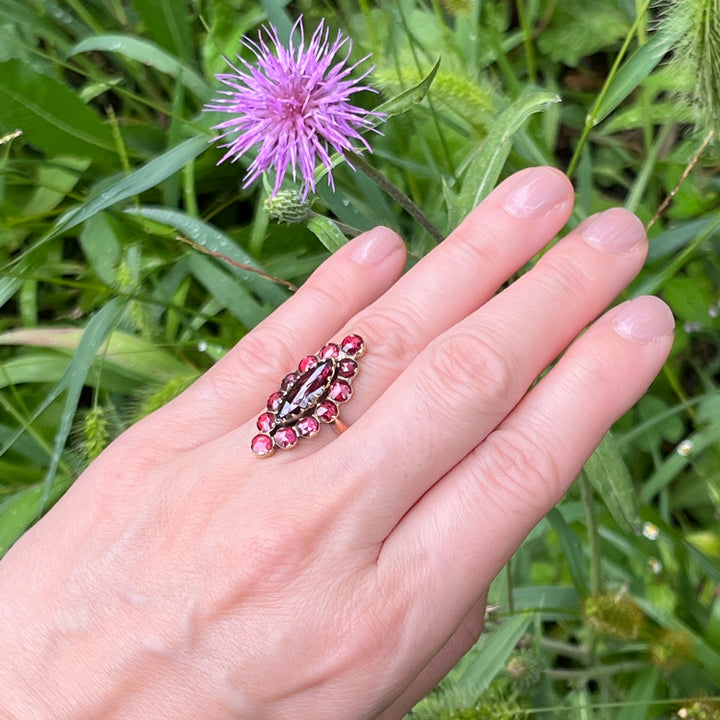 ペルピニャンガーネットのマーキーズリング(馬の頭刻印)