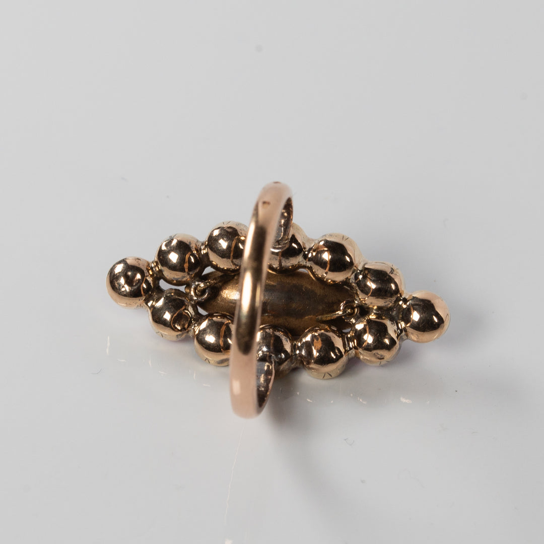 ペルピニャンガーネットのマーキーズリング(馬の頭刻印)