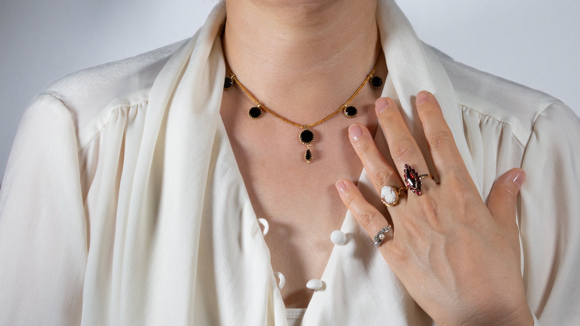 アンティークリング、アンティークネックレスを付けている女性の半身