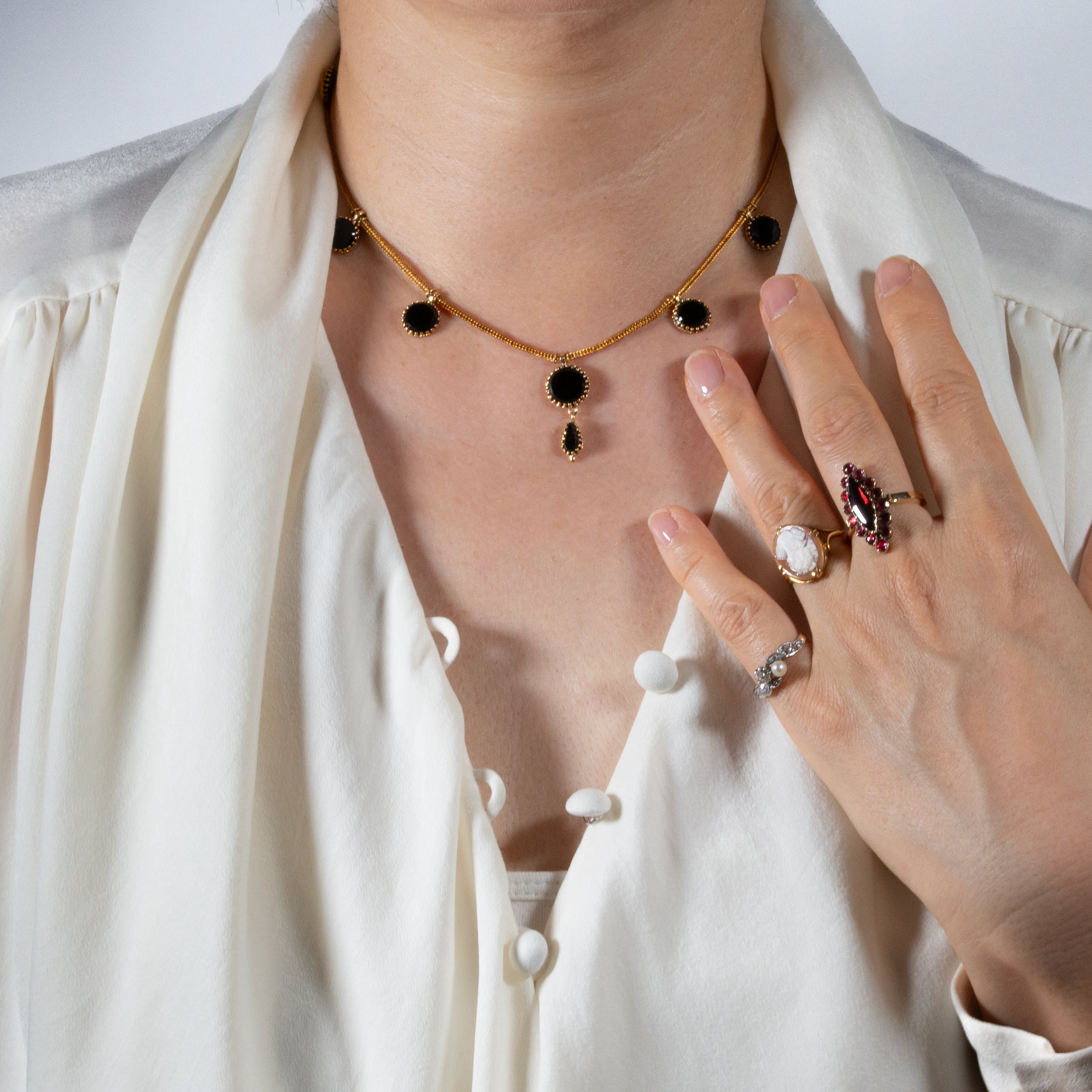 アンティークリング、アンティークネックレスを付けている女性の半身