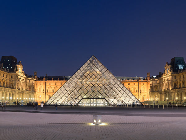 ルーヴル美術館の外観（夜）