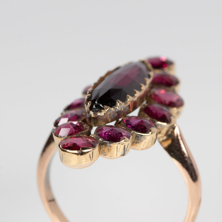 ペルピニャンガーネットのマーキーズリング（馬の頭刻印）