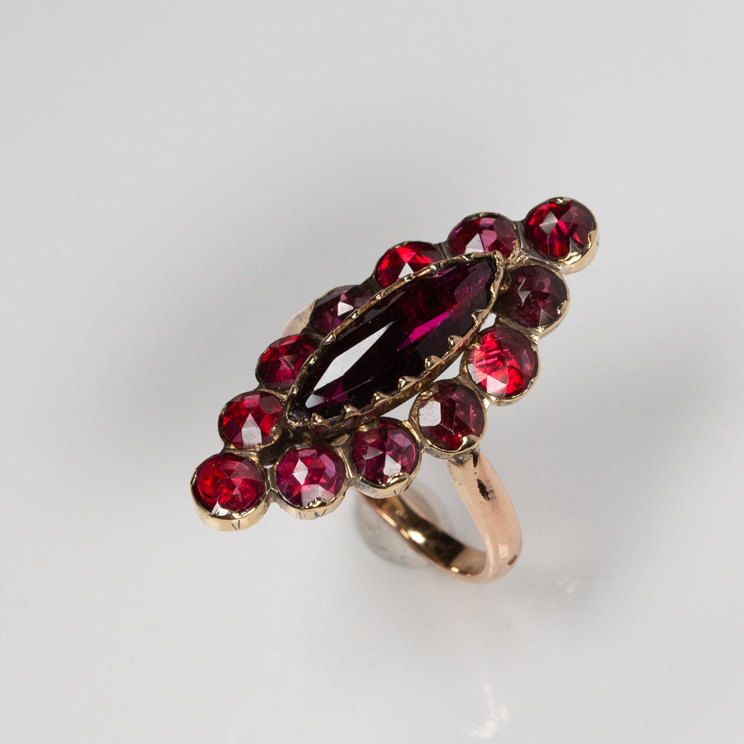 ペルピニャンガーネットのマーキーズリング（馬の頭刻印）