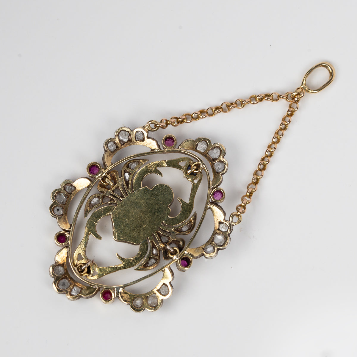 エジプトマニア スカラベのペンダント（ダイヤモンド、サファイア