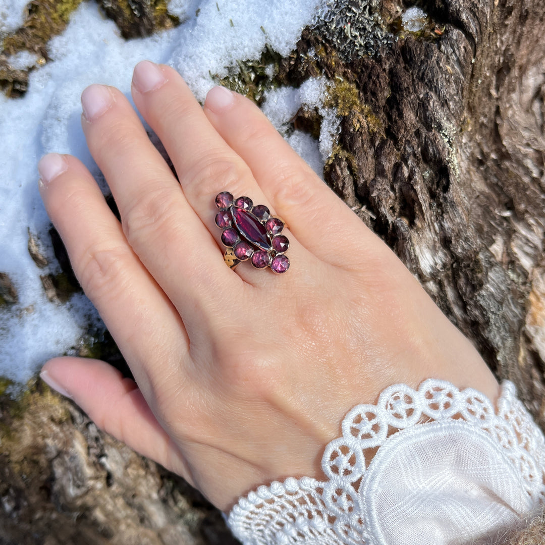 アンティーク　ペルピニャンガーネットのマーキーズリング（ツートーンゴールド）