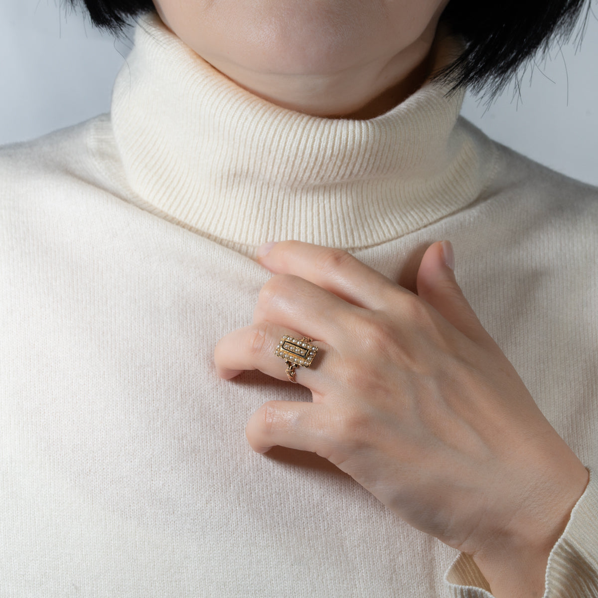 アンティーク 18K パールと黒エナメルのレクタングルリング