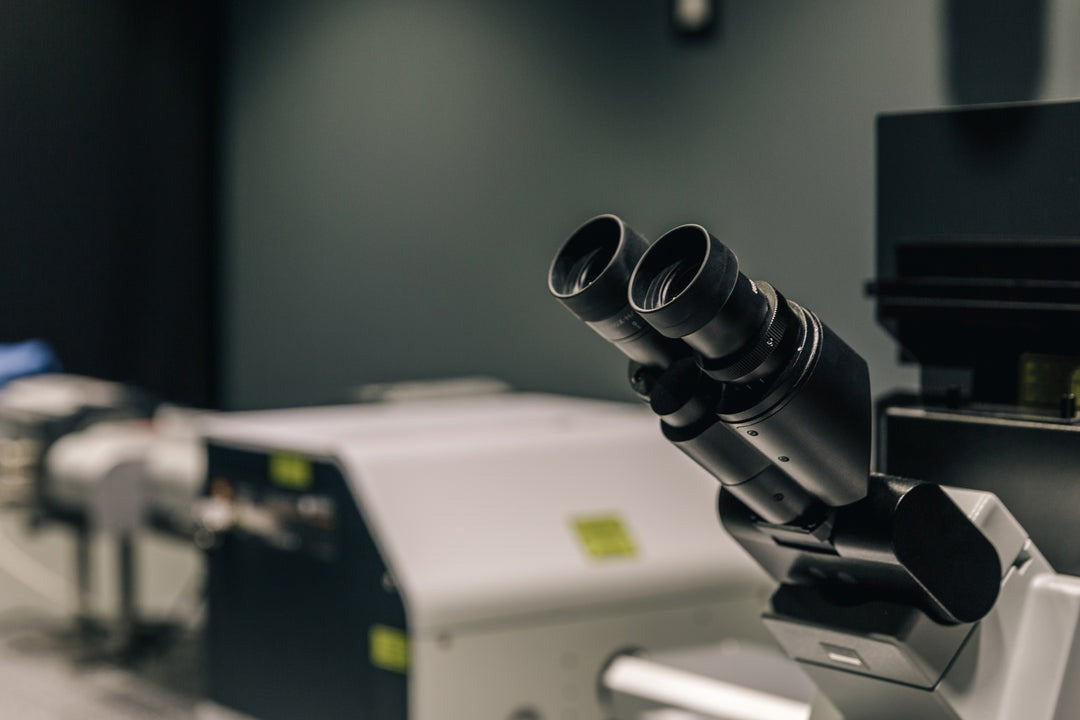 研究室内。顕微鏡など測定機器。