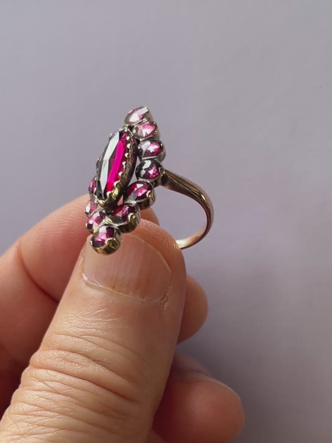 ペルピニャンガーネットのマーキーズリング（馬の頭刻印）